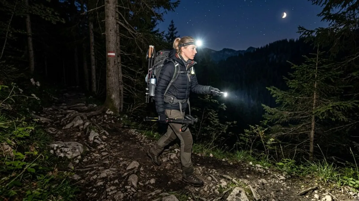Sicher unterwegs: Die beste Taschenlampe für Wanderinnen